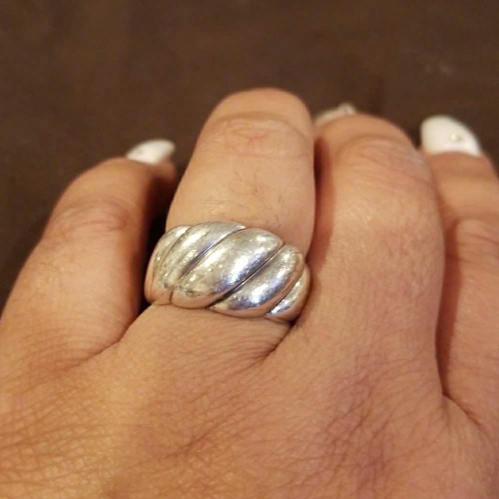 Classic style ring with box