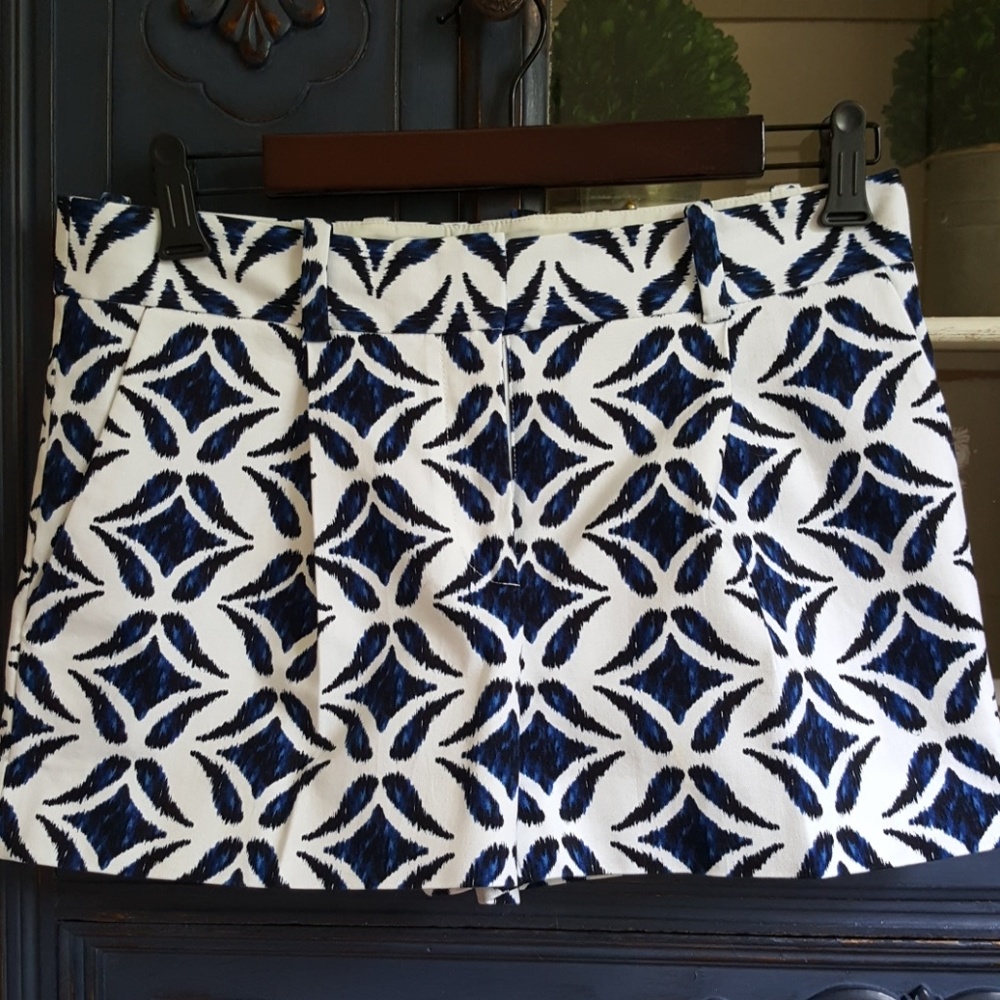 DIANE VON FURSTENBERG DVF size 4 Navy Ikat shorts