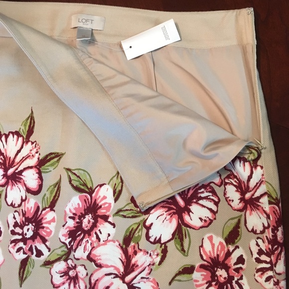 NWT LOFT lined short skirt Tan w/ Hibiscus flowers - Picture 2 of 4