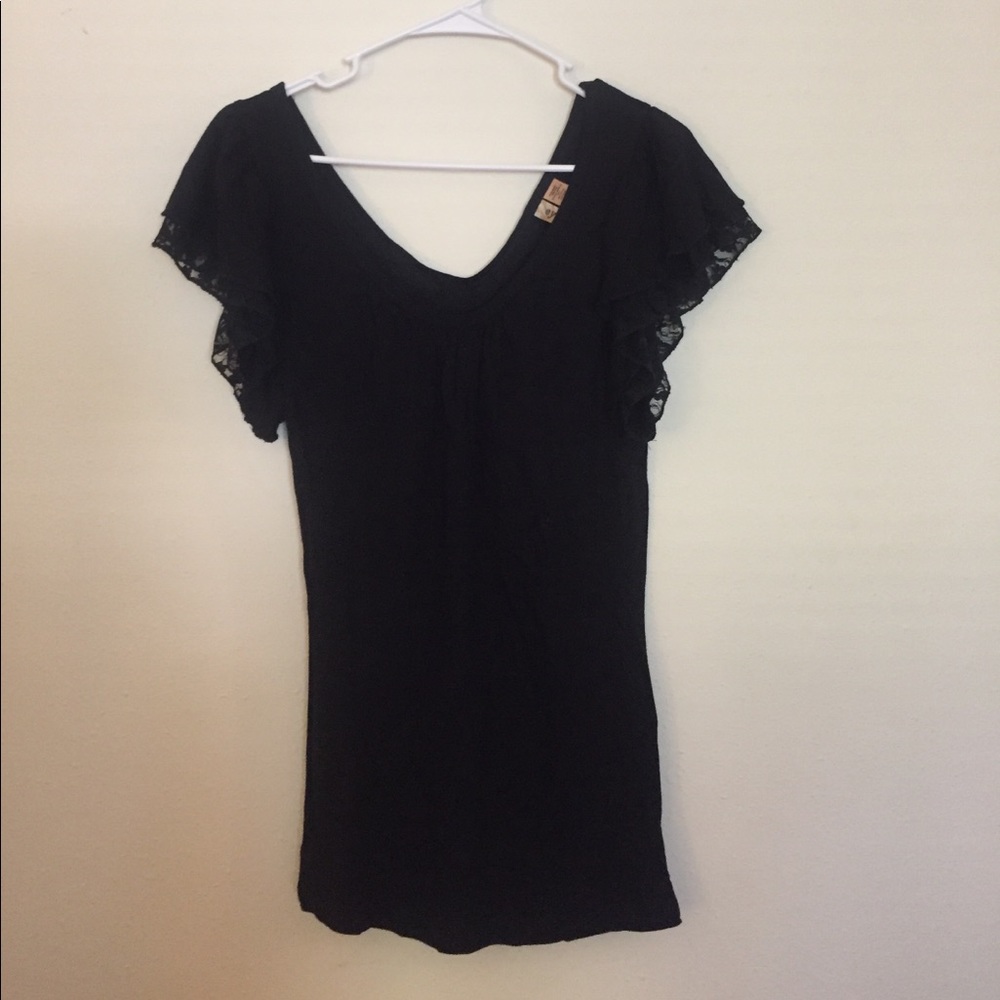 **S O L D** 💃🏻🖤 Black lacey sleeved T.