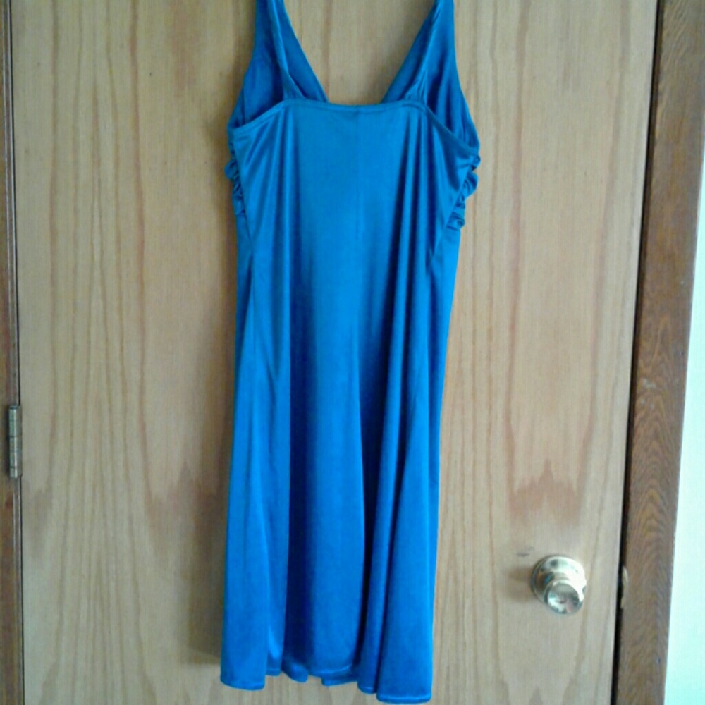 Poshmark - Picture 3 of 4