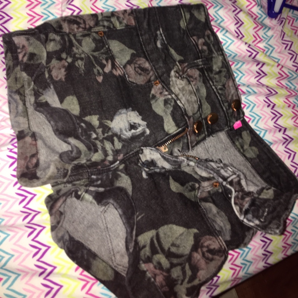 Floral high waisted shorts size 0 ! ( NWOT)