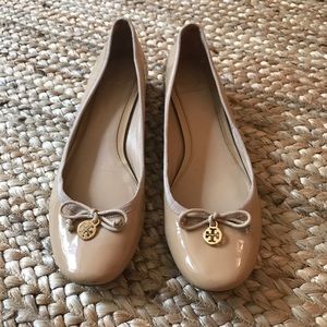 TORY BURCH NUDE PATENT LEATHER FLATS SIZE 9
