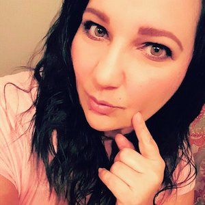 Meet your Posher, Dee-dee