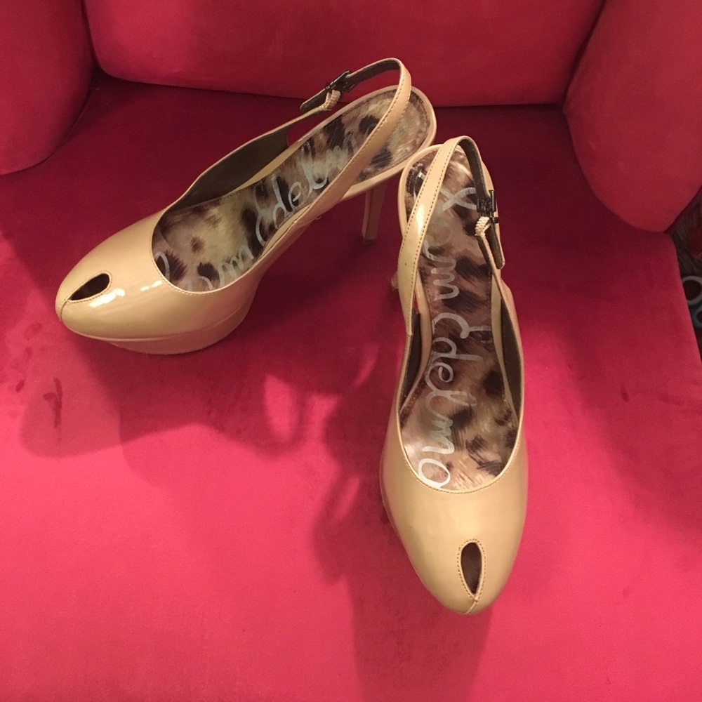 SAM EDELMAN NUDE PATENT PLATFORM HEELS.