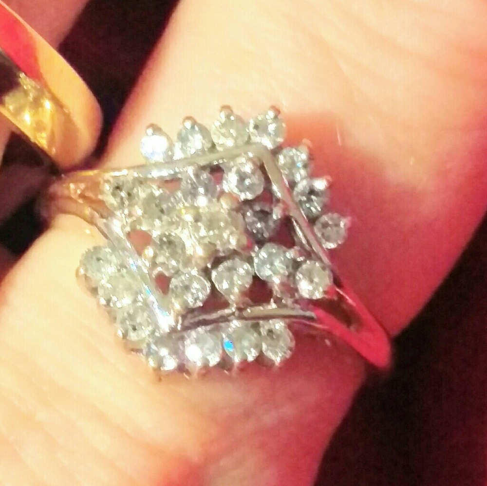 10kt Gold Cluster Ring .25 genuine diamonds size 6