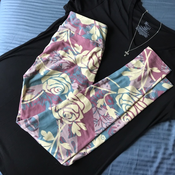 LuLaRoe Pants - 🦄 LuLaRoe Roses OS Leggings 🦄