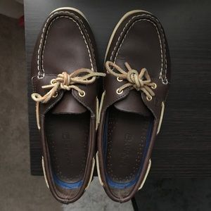 Sperry boat shoes dark brown color