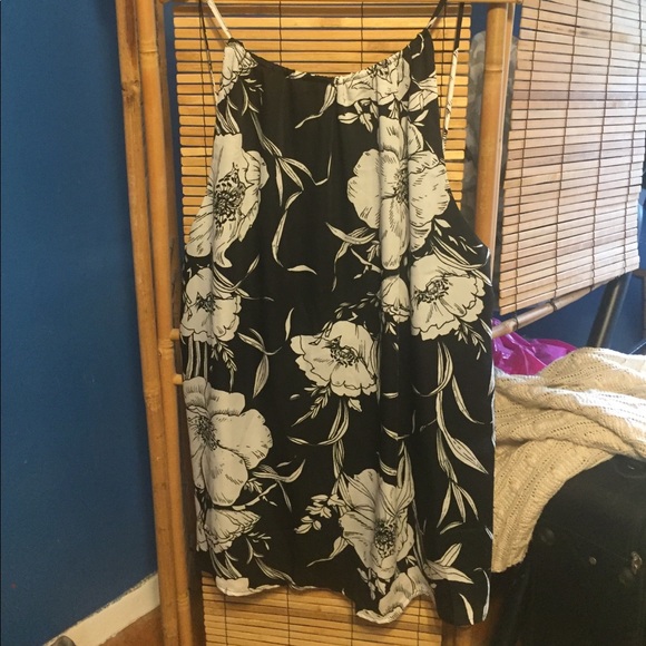 Black and White Floral Backless Shift Dress - Picture 1 of 2