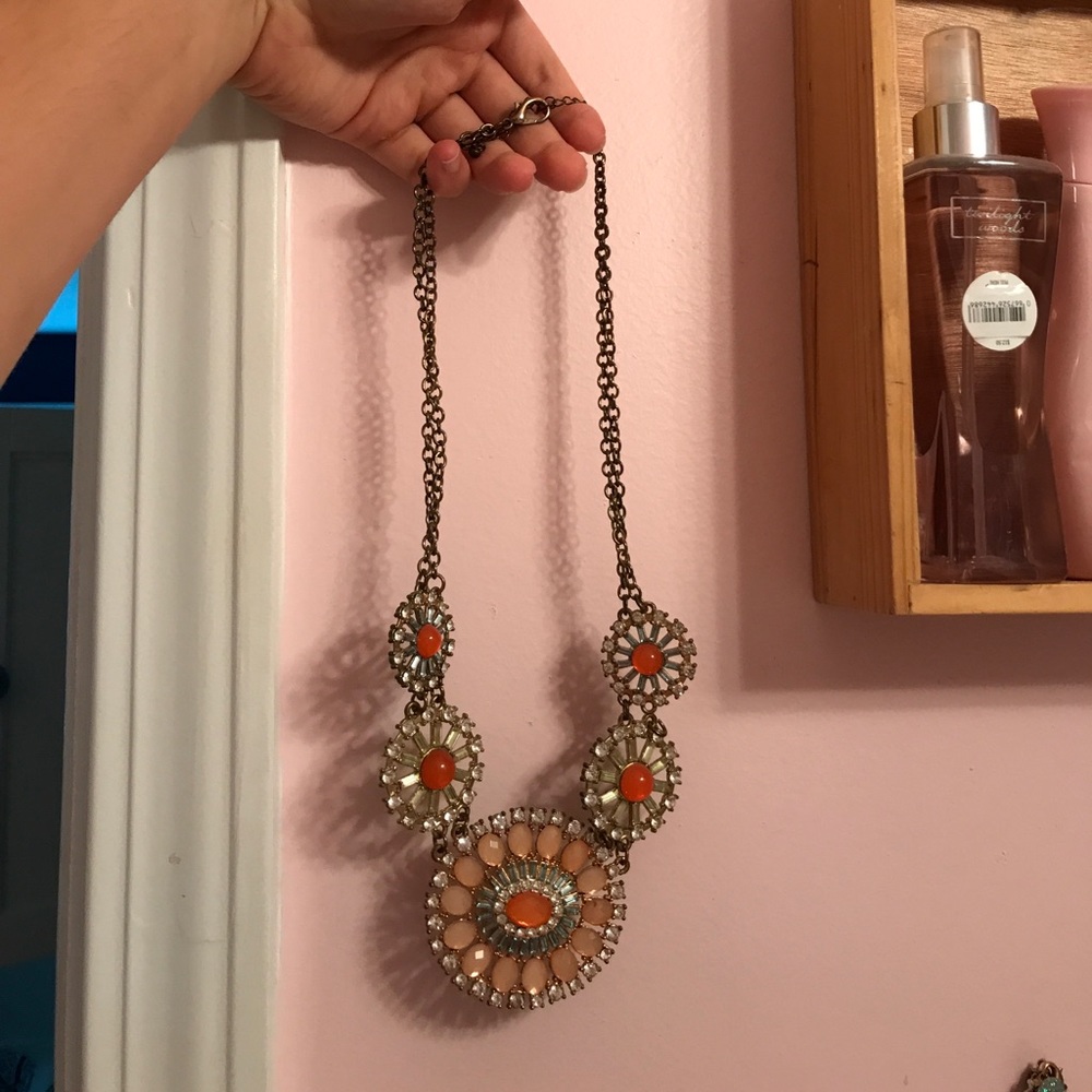 Flower statement necklace - Picture 2 of 4
