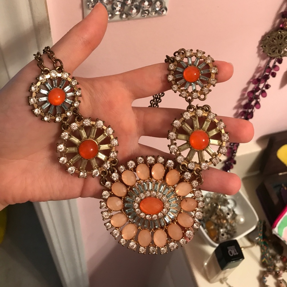 Flower statement necklace - Picture 3 of 4