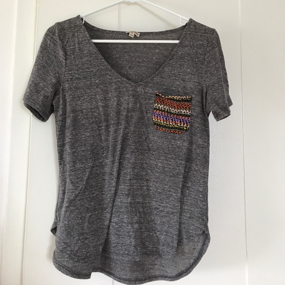 Grey v-neck with patterned pocket size L