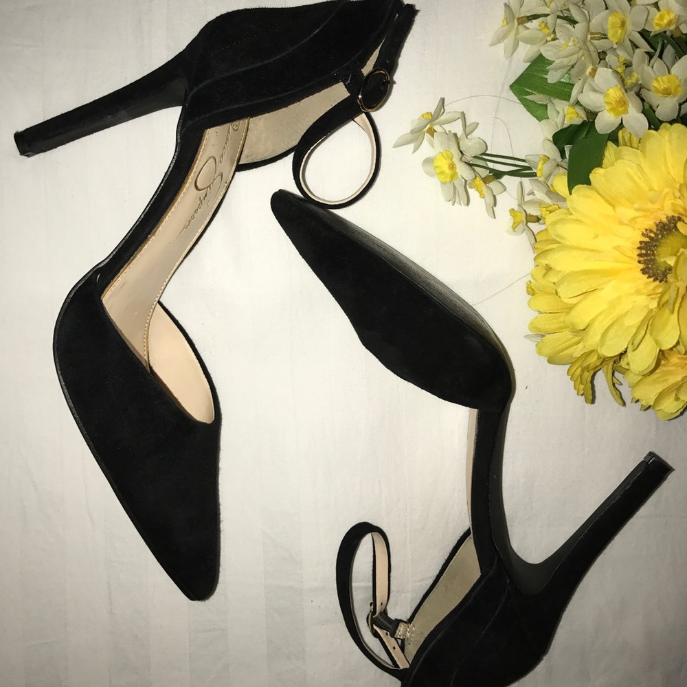 Jessica Simpson sued black pumps.