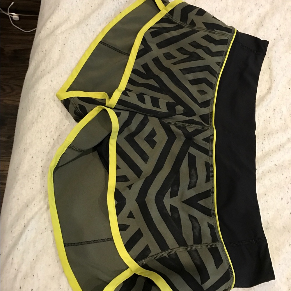 Lululemon Speed Short size 6 print hard to find!