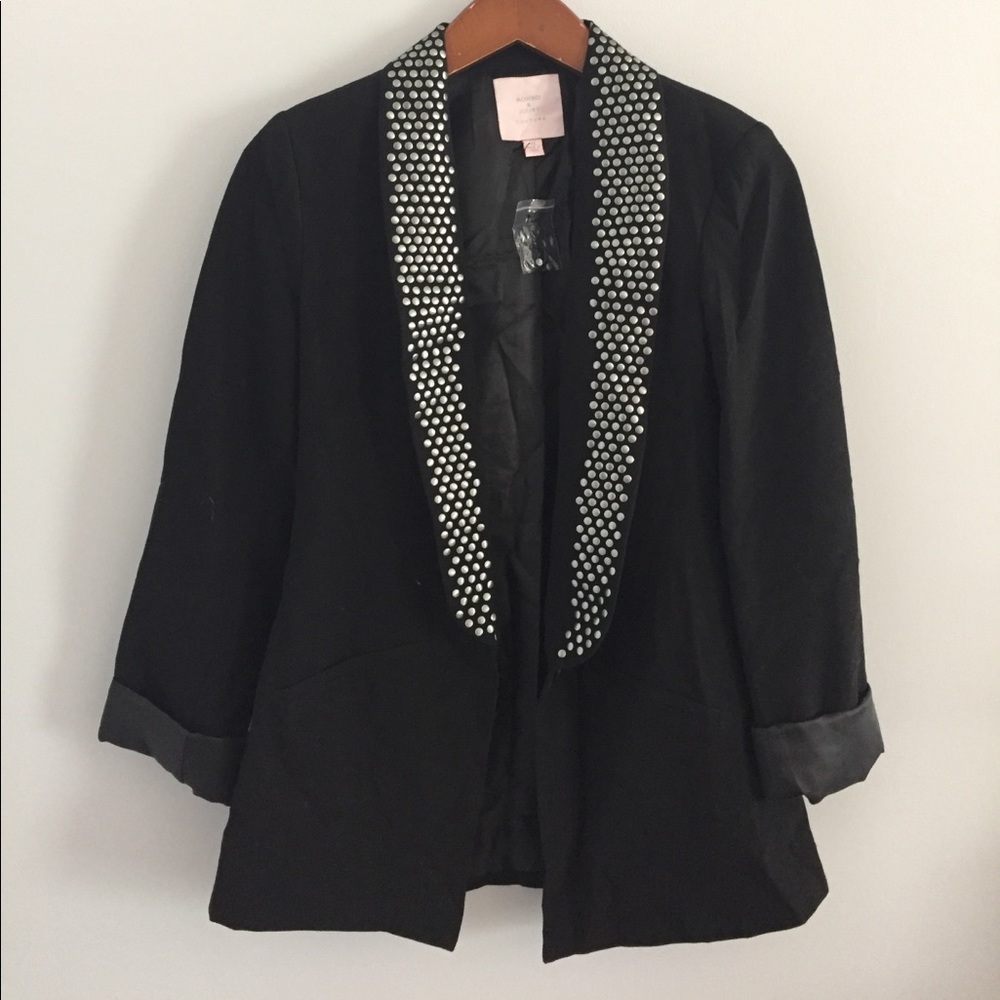 Fitted black blazer with detail