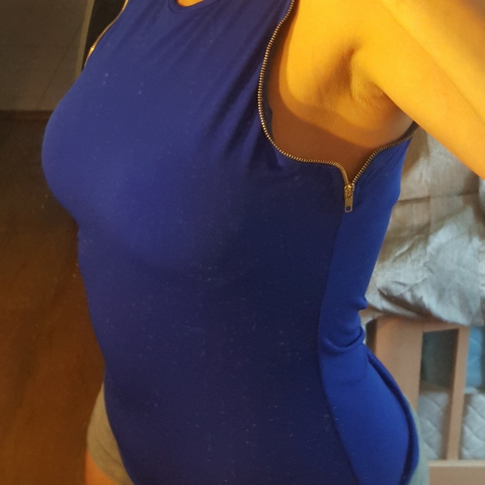 Bright blue zipper on sides shirt
