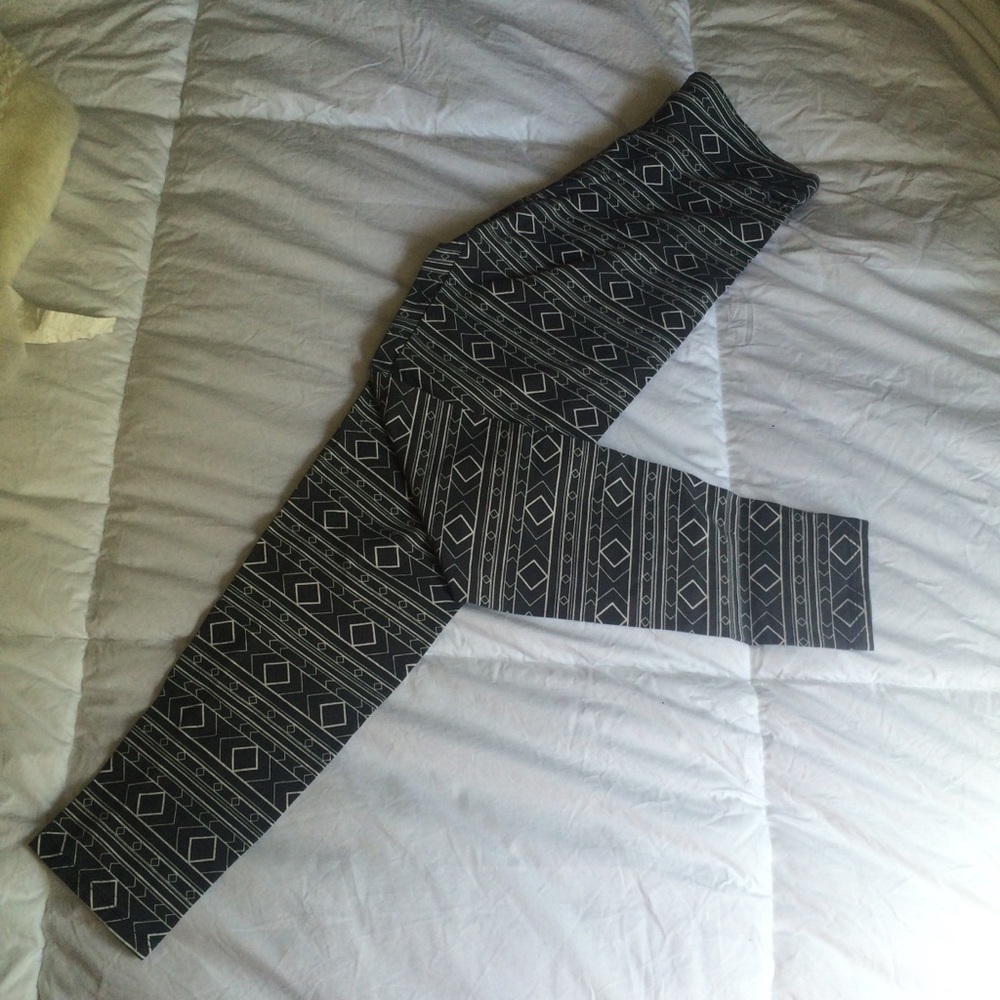 ✨Bundle 10 for $20 🏷 |
🍑 PINK geometric leggings