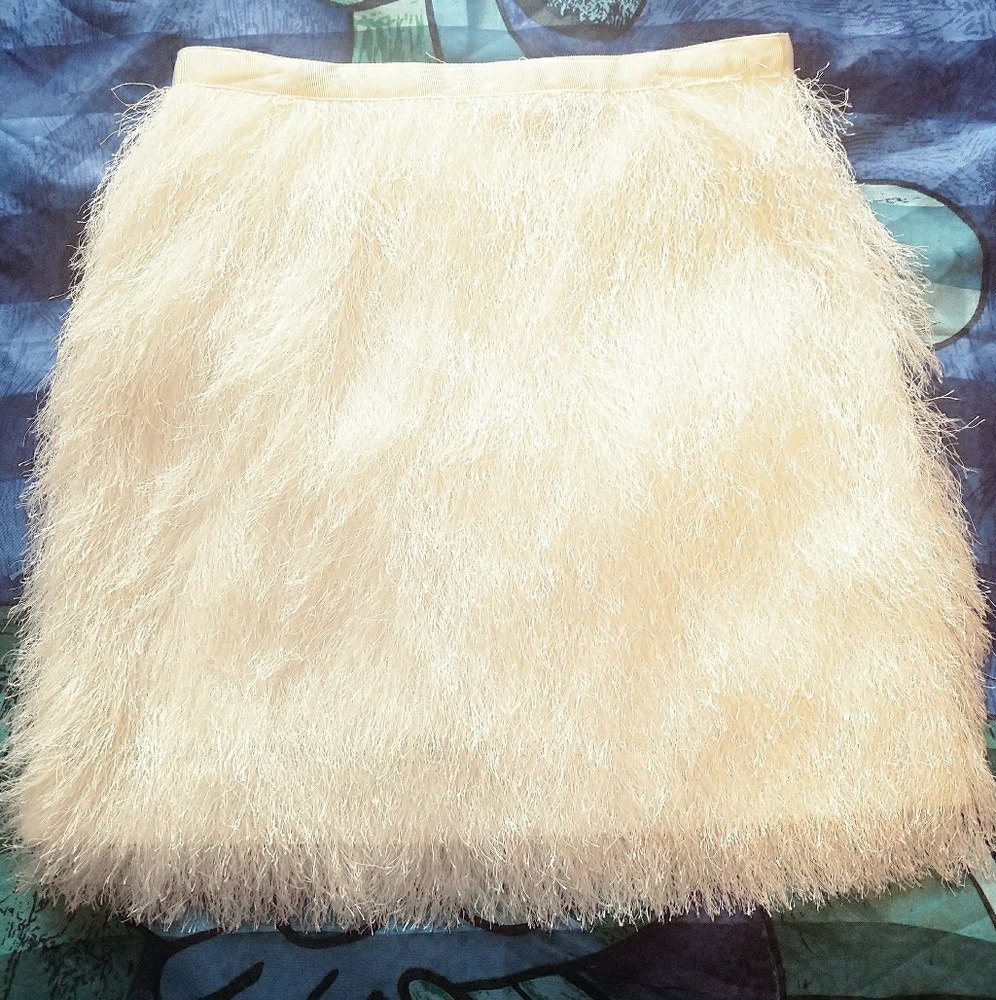 💫H&M Shaggy Cream Mini-Skirt (Size 2)💫