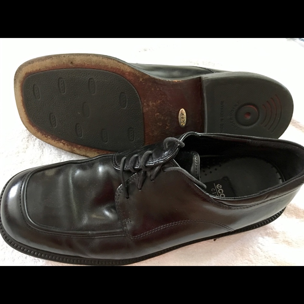 ECCO Men's dress black lace up shoes.