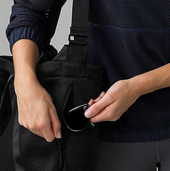 New Lululemon Carry the Day Bag - Picture 3 of 8