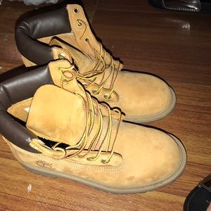 Boots size 4 in kids ( 6 in woman )
