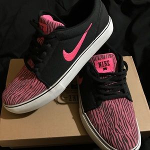Nike satire sb women size 7