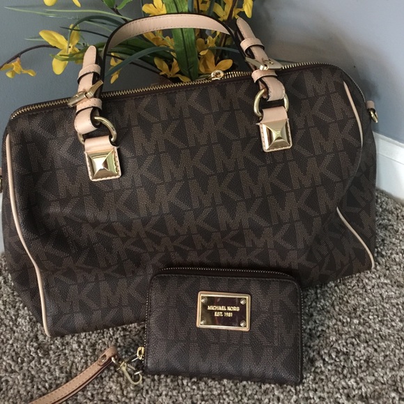 Michael Kors Handbags - HOLD FOR @faith5411 MK WITH MATCHING WRISTLET❤️