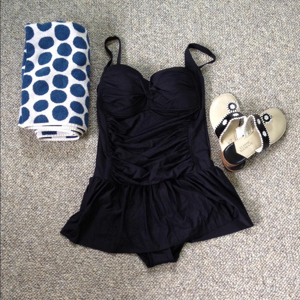 NEW 🏷👙☀️Size 12 One Piece Black Swim Suit