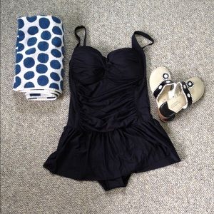 NEW 🏷👙☀️Size 12 One Piece Black Swim Suit