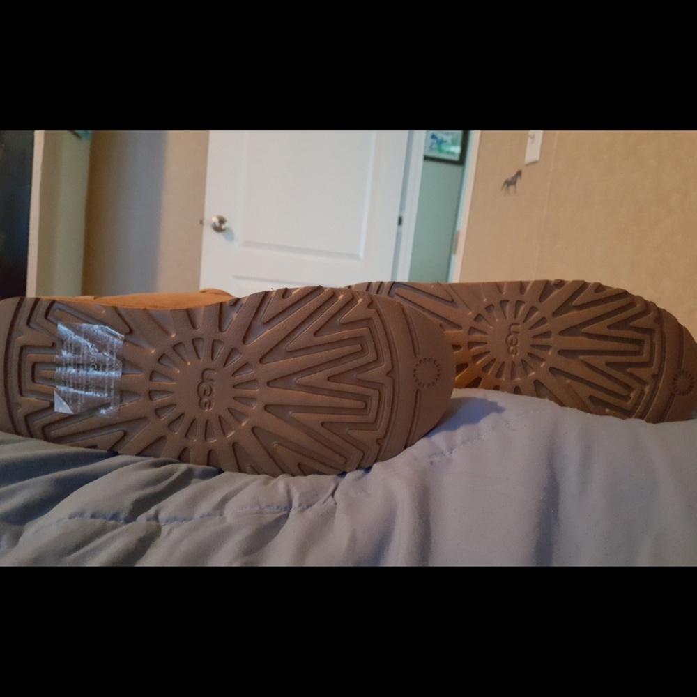 UGGS - Picture 2 of 4