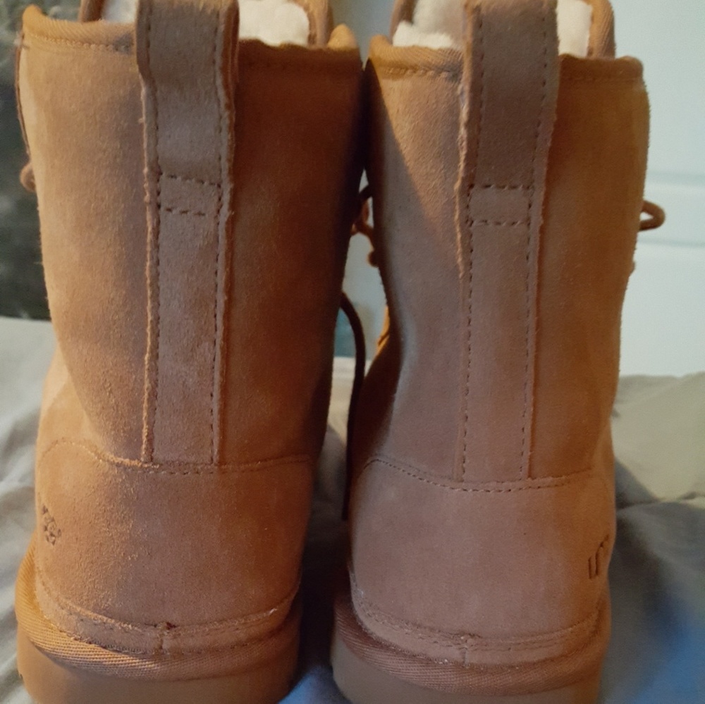 UGGS - Picture 3 of 4