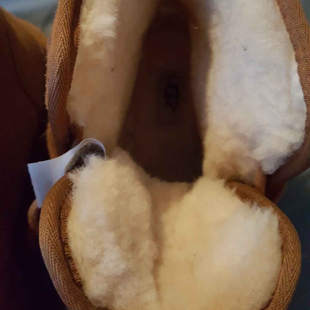 UGGS - Picture 4 of 4