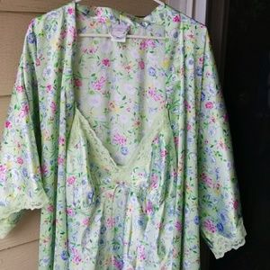 Gorgeous robe and baby doll nightgown set.