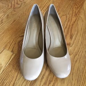 BCBG Generations Pumps in Nude patent leather