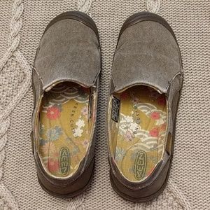 Keen brown flats