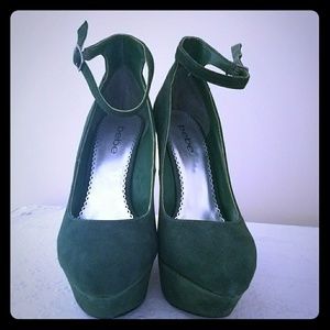 SEXY! Green suede sky high wedges!