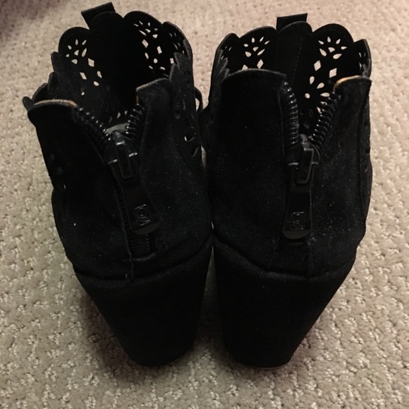Black suede shoes size 8 - Picture 2 of 3