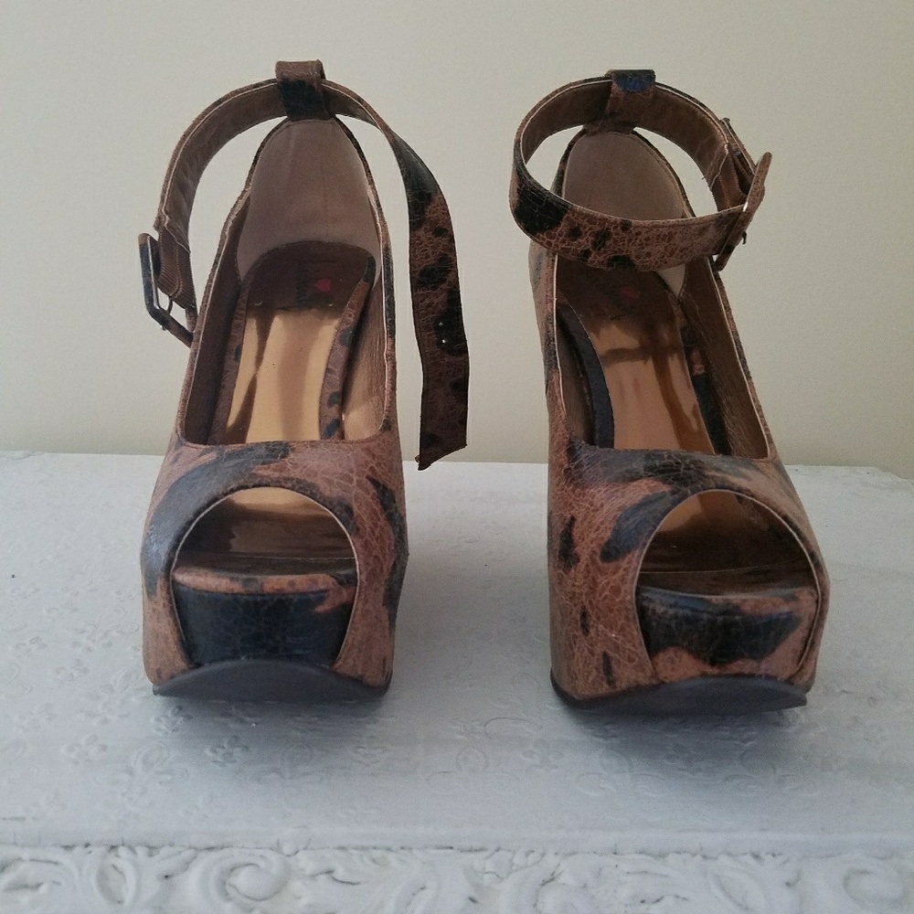 SEXY! Sky high wedges!