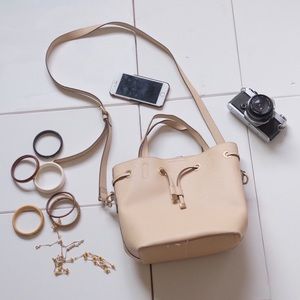 Cream/beige cross body faux leather bucket bag