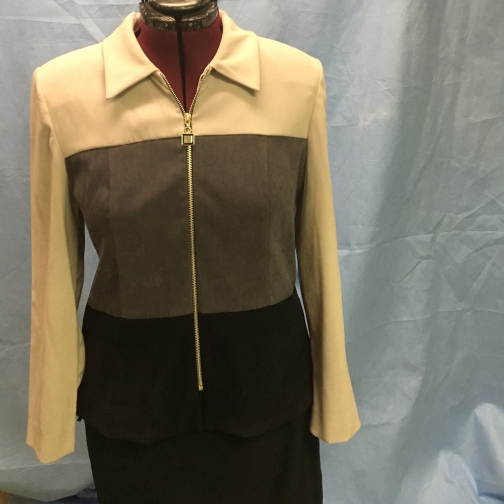 Ladies suit, size 16