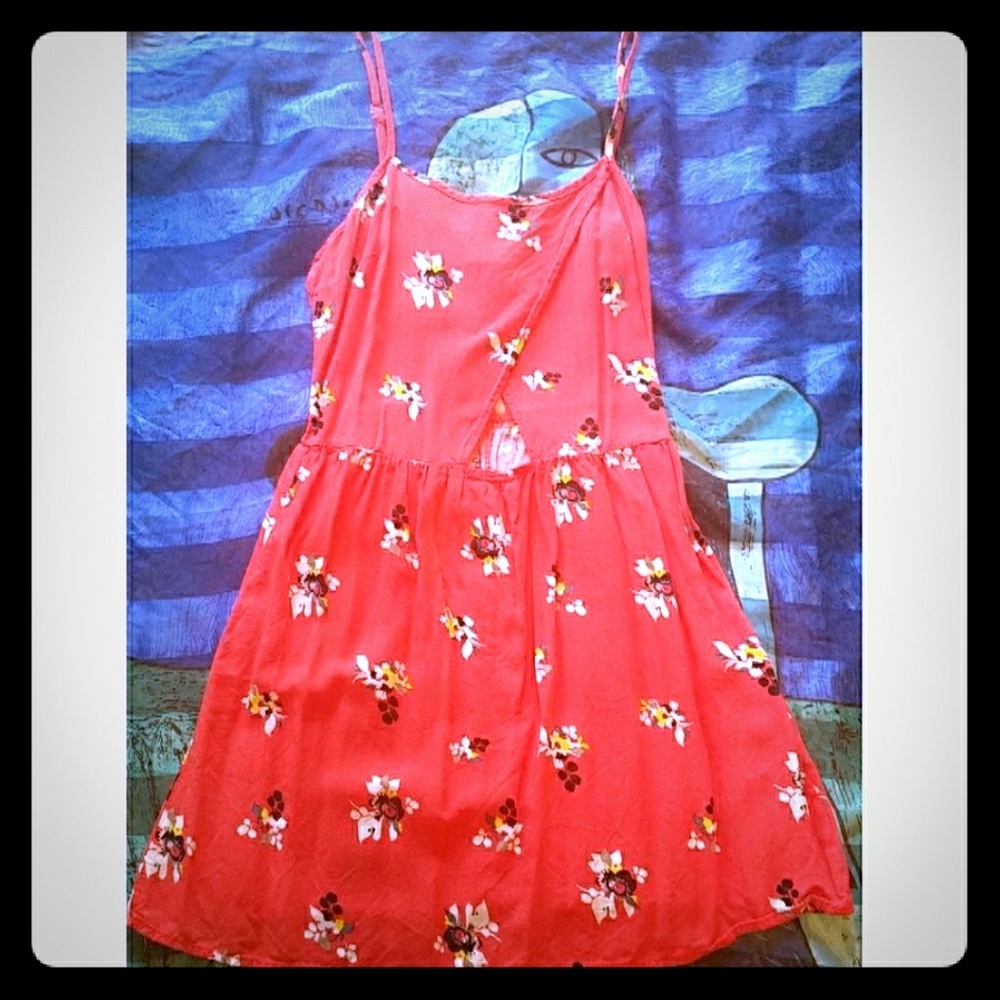 🌺Flirty Floral Peep-Hole Dress🌺