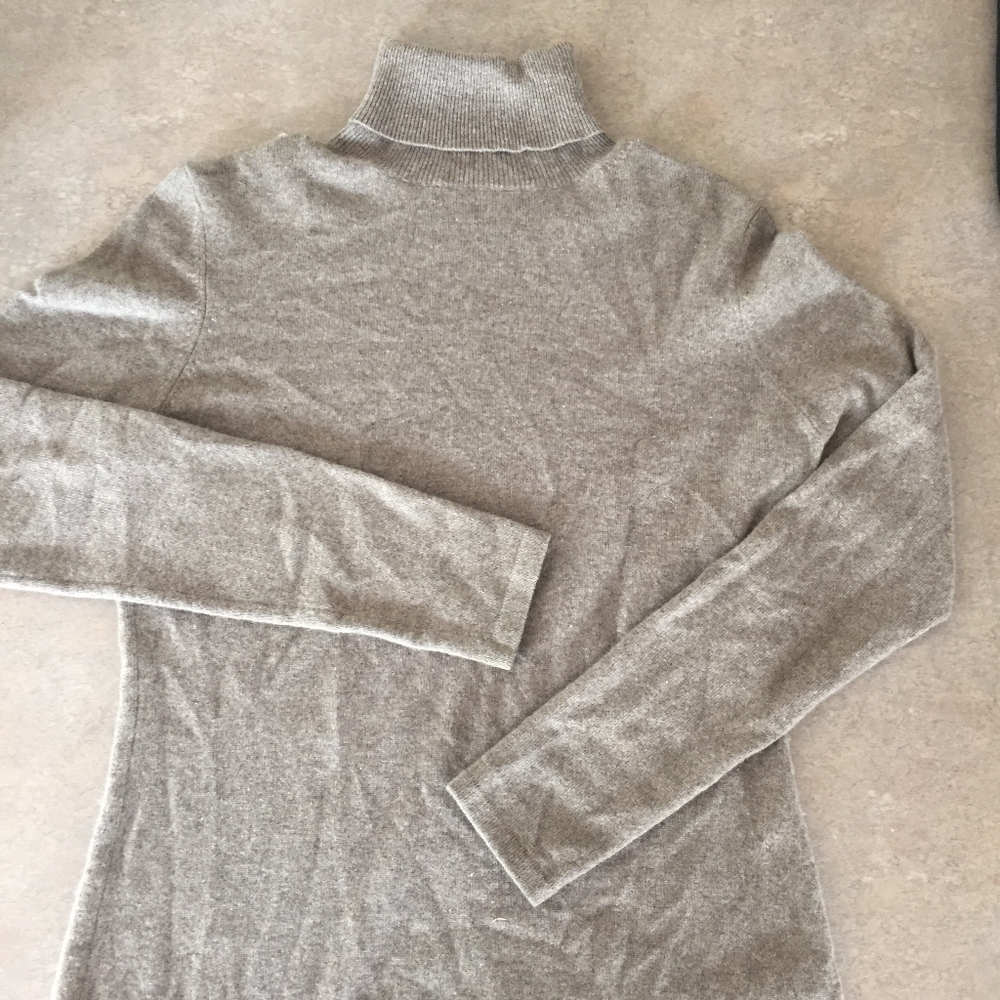 Neiman Marcus Cashmere Turtleneck Sweater (MEDIUM)
