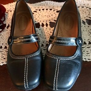 Naturalizer flat Mary Janes.