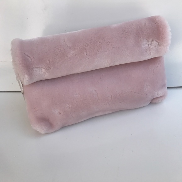 Handbags - Host Pick🎉🎉🎉Pink Faux Fur Clutch