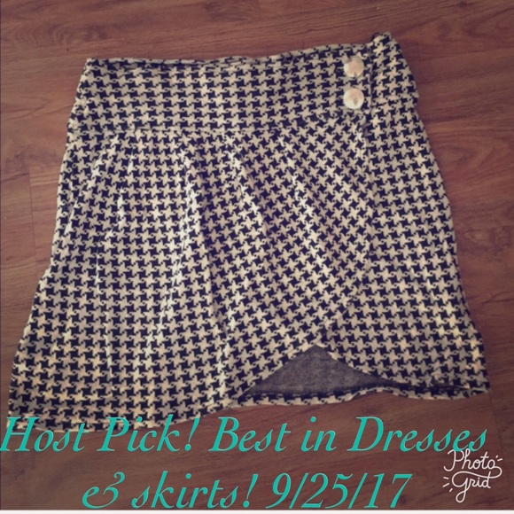 Dresses & Skirts - 🌻Black and white wrap knit around skirt !