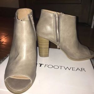 Open toe beige booties