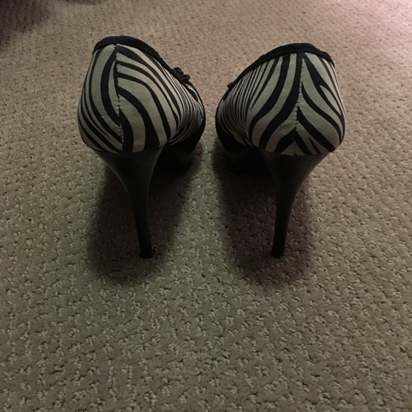 Black & tan adorable heels - Picture 2 of 4