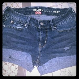 Tight jean shorts perfect for Summer!🌼