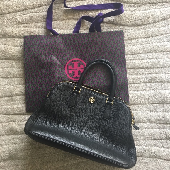 Tory Burch: Black Robinson Pebbled Satchel - Picture 2 of 6