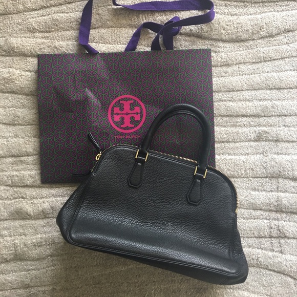 Tory Burch: Black Robinson Pebbled Satchel - Picture 3 of 6